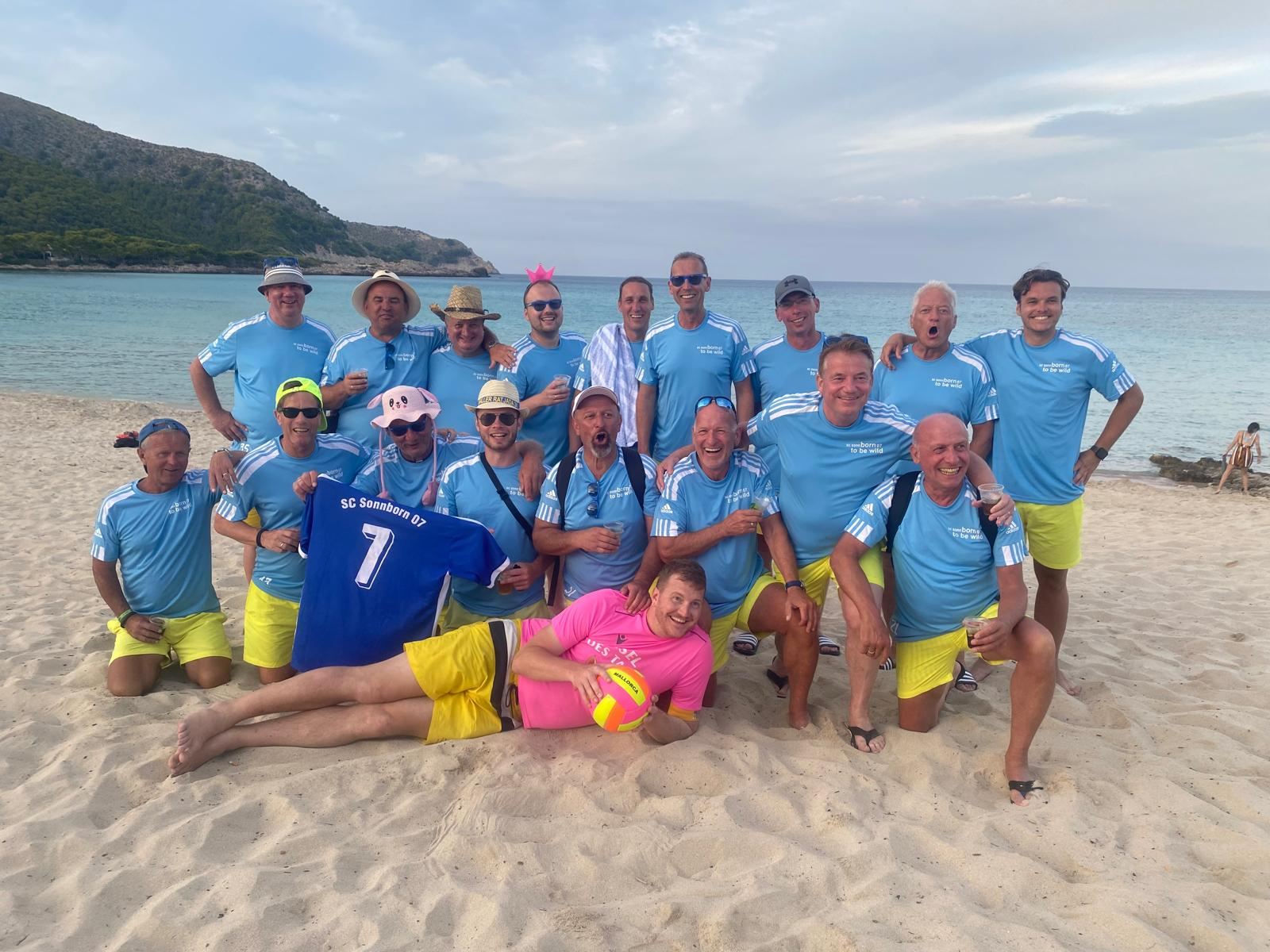 Die Alten Herren des SC Sonnborn auf Abschlusstour am Strand
