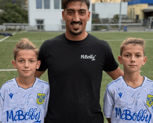 Zwei weitere Spieler der D1 mit einem Vertreter von McBobby auf dem Platz