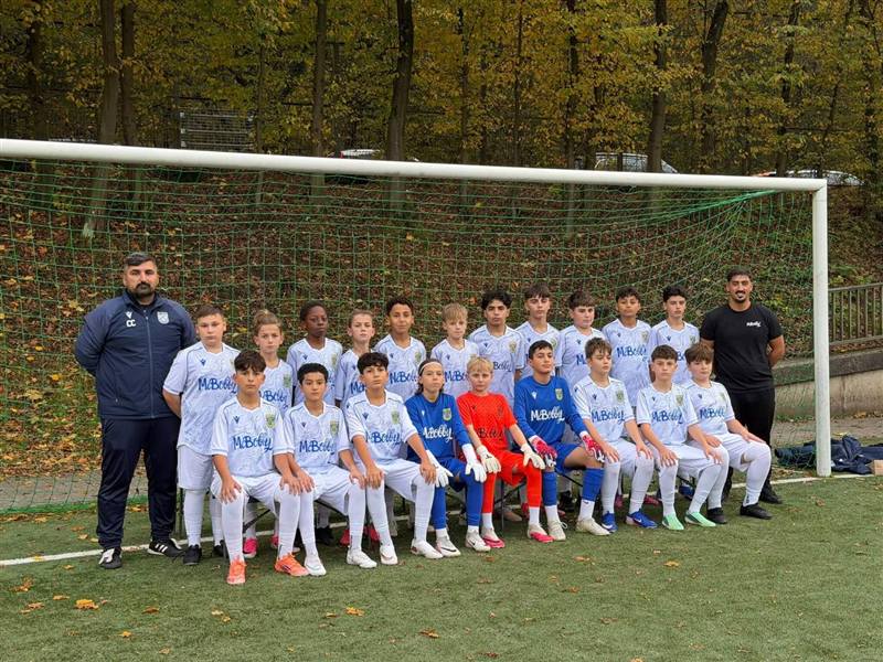 Die D1 des SC Sonnborn 07 in den neuen weiß-blauen Trikots vor dem Tor